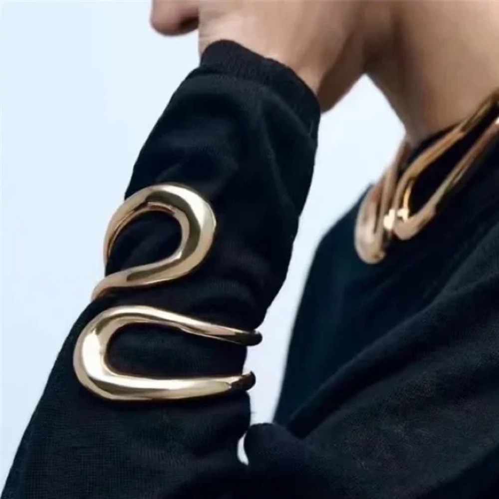 💋 Rigid Bracelet in Gold Tone *used